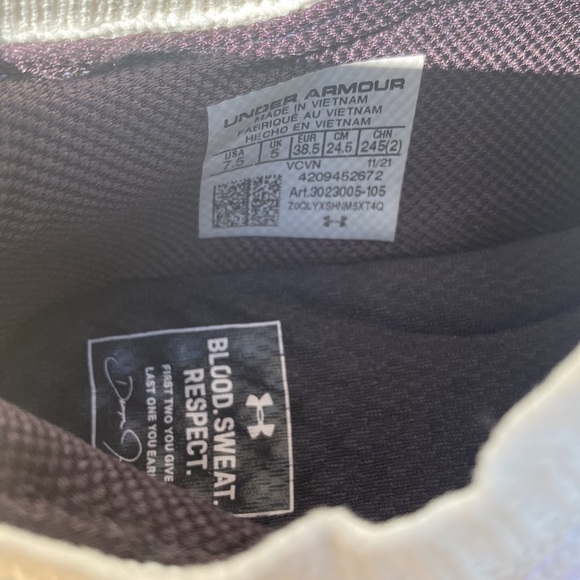 Gently used under Armour “ the Rock” sneakers - Picture 4 of 7